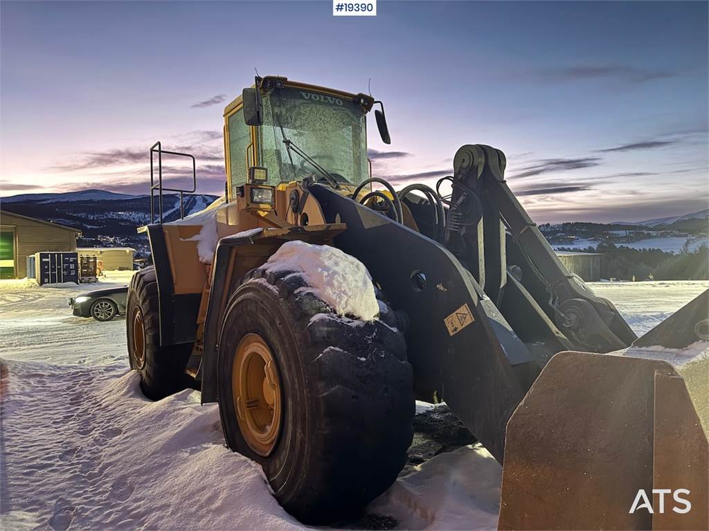 Volvo L220E Wheel Loader w/ Bucket, Scale and Printer.