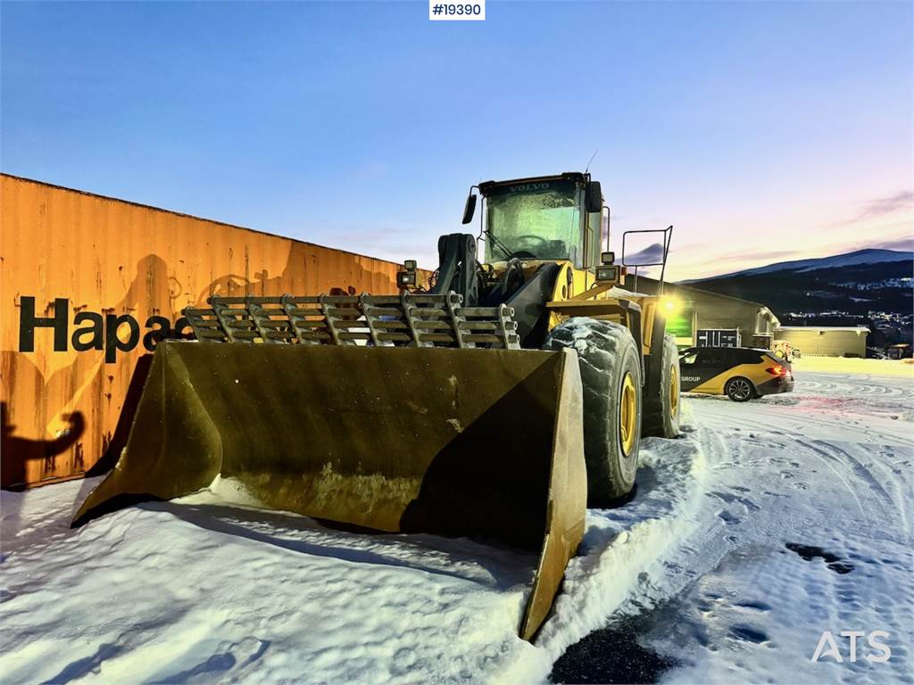 Volvo L220E Wheel Loader w/ Bucket, Scale and Printer.