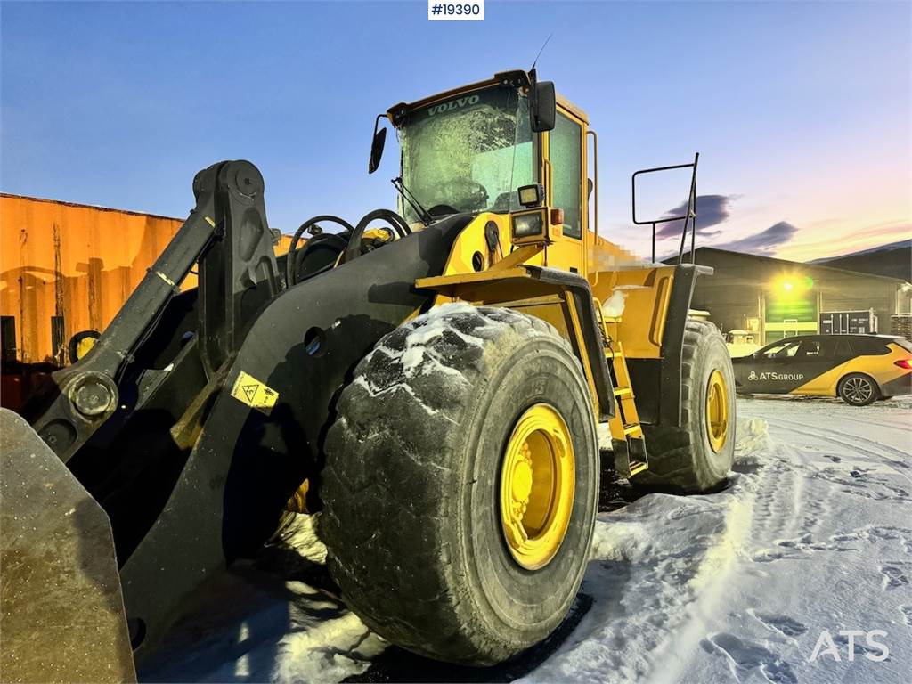 Volvo L220E Wheel Loader w/ Bucket, Scale and Printer.