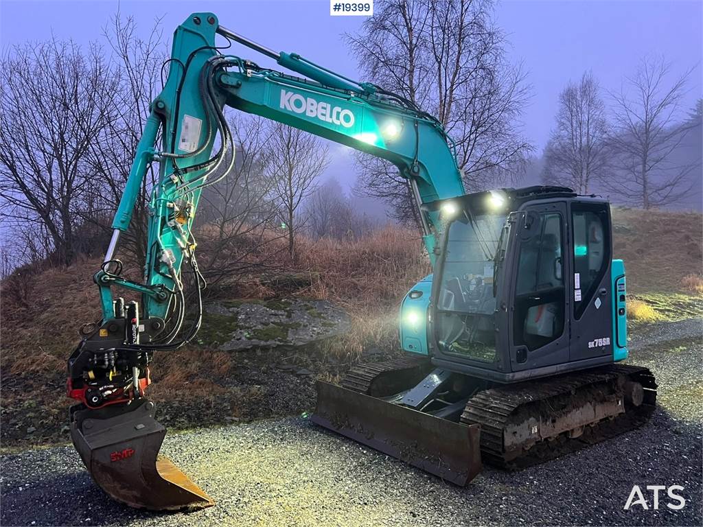 Kobelco SK75SR-7 Excavator w/ Rototilt, sanding bucket and