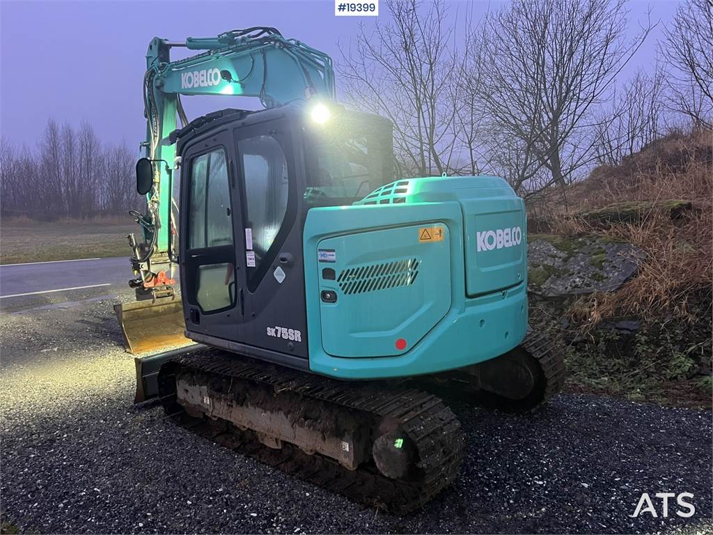 Kobelco SK75SR-7 Excavator w/ Rototilt, sanding bucket and