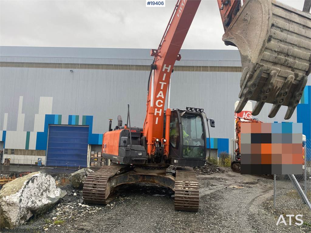 Hitachi ZX210LC-5B Excavator w/Digger Bucket and Leica GPS