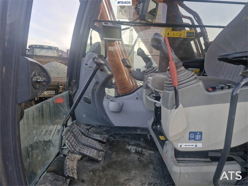 Hitachi ZX210LC-5B Excavator w/Digger Bucket and Leica GPS