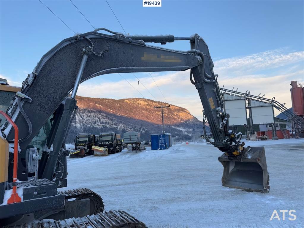 Volvo EC160EL Tracked excavator w/ GPS, Rototilt and 2 b