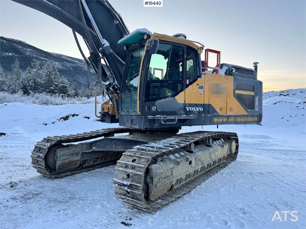 Volvo EC380EL Tracked excavator w/ GPS and Excavator buc