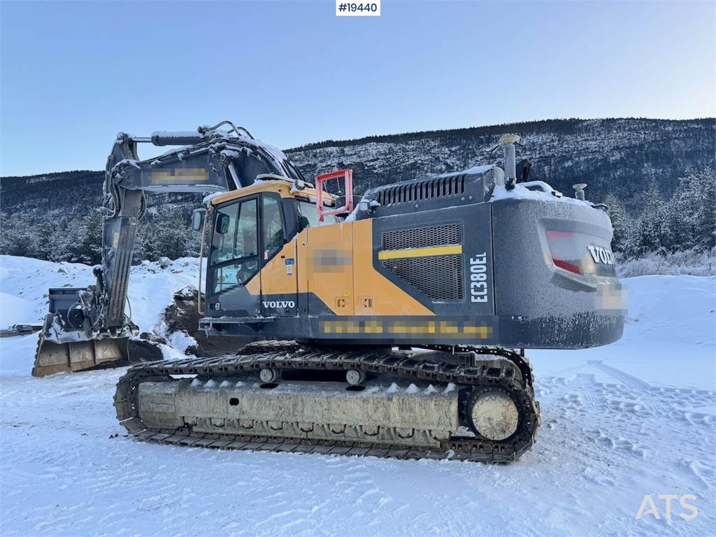 Volvo EC380EL Tracked excavator w/ GPS and Excavator buc