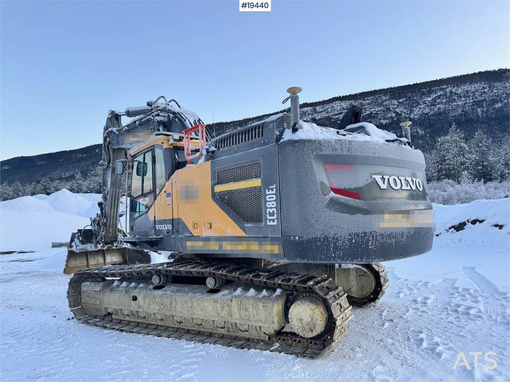 Volvo EC380EL Tracked excavator w/ GPS and Excavator buc