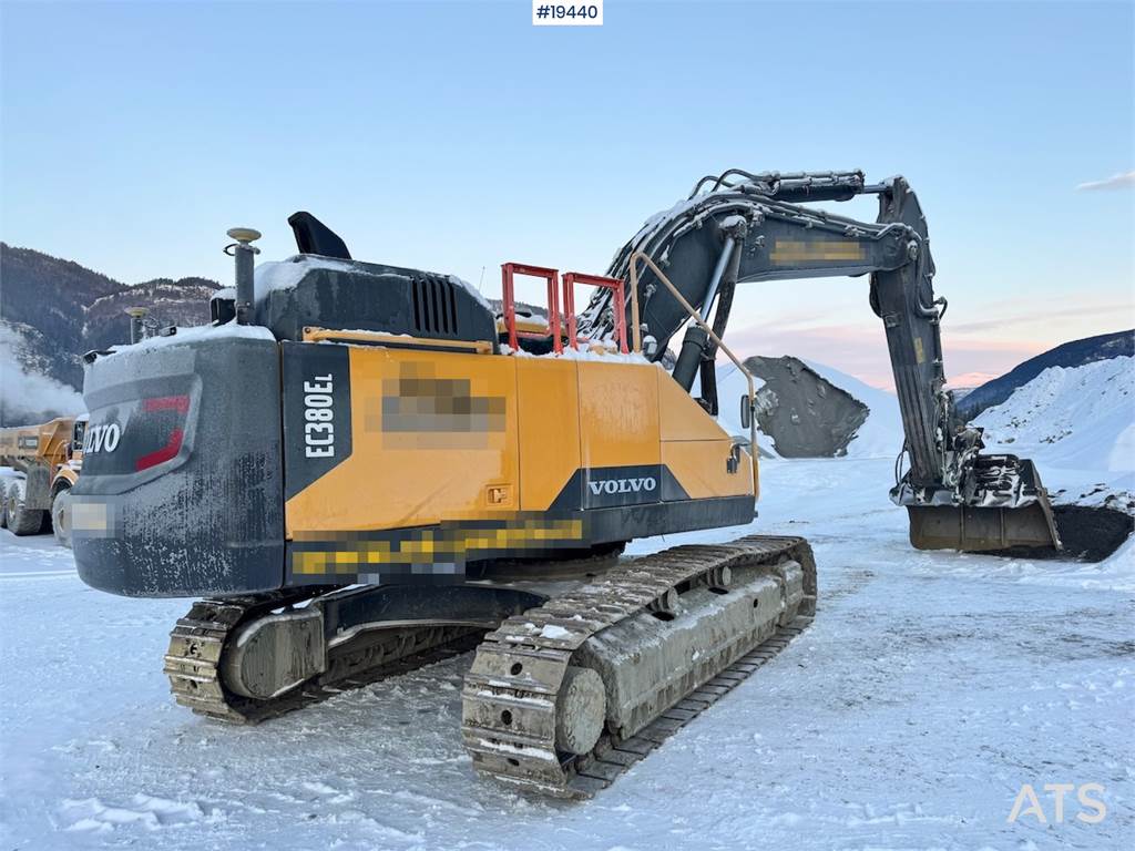 Volvo EC380EL Tracked excavator w/ GPS and Excavator buc