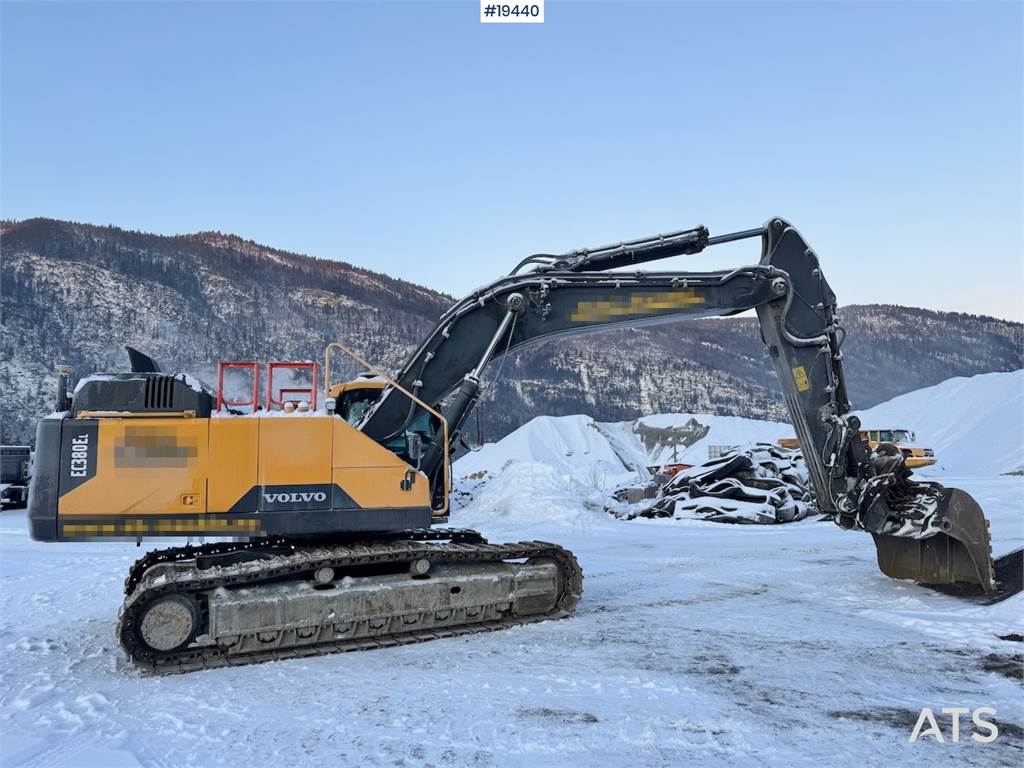 Volvo EC380EL Tracked excavator w/ GPS and Excavator buc