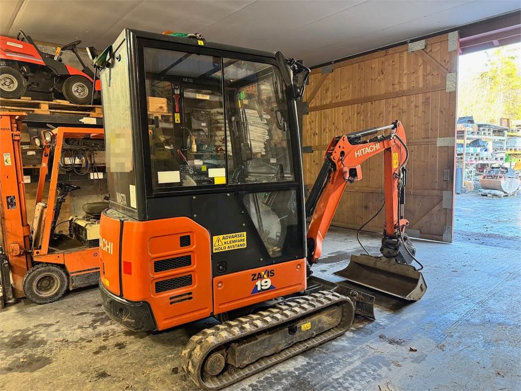 Hitachi ZX19-6CR Mini excavator w/ 2 buckets. 340 hours!