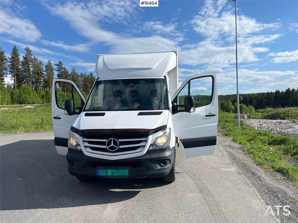 Mercedes-Benz Sprinter 316CDI Box truck w/ Lift. 110,000 km.