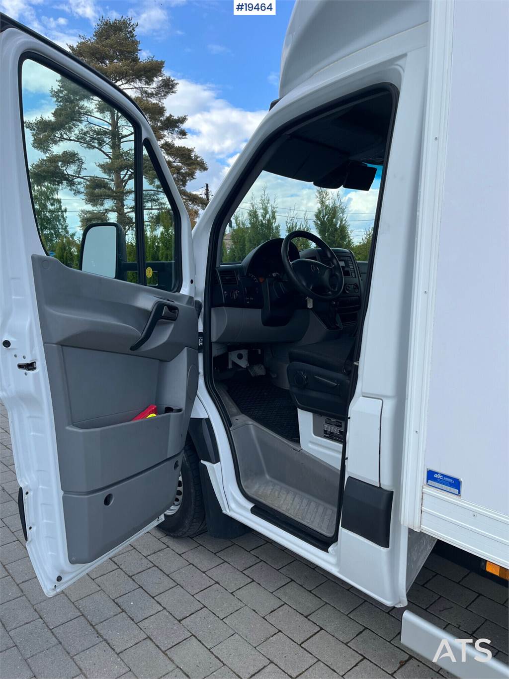 Mercedes-Benz Sprinter 316CDI Box truck w/ Lift. 110,000 km.