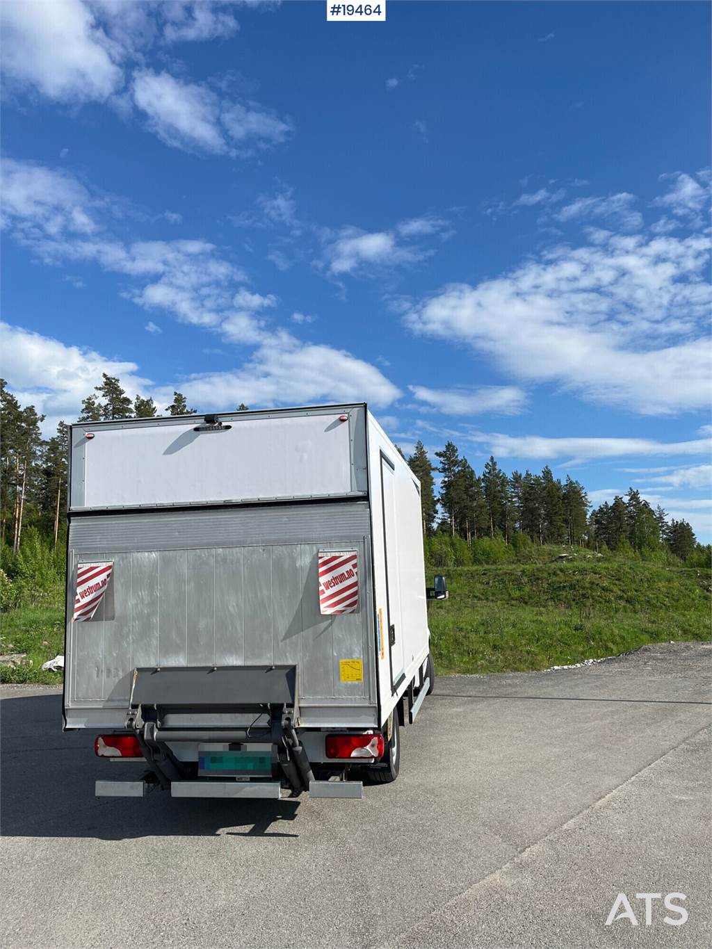 Mercedes-Benz Sprinter 316CDI Box truck w/ Lift. 110,000 km.