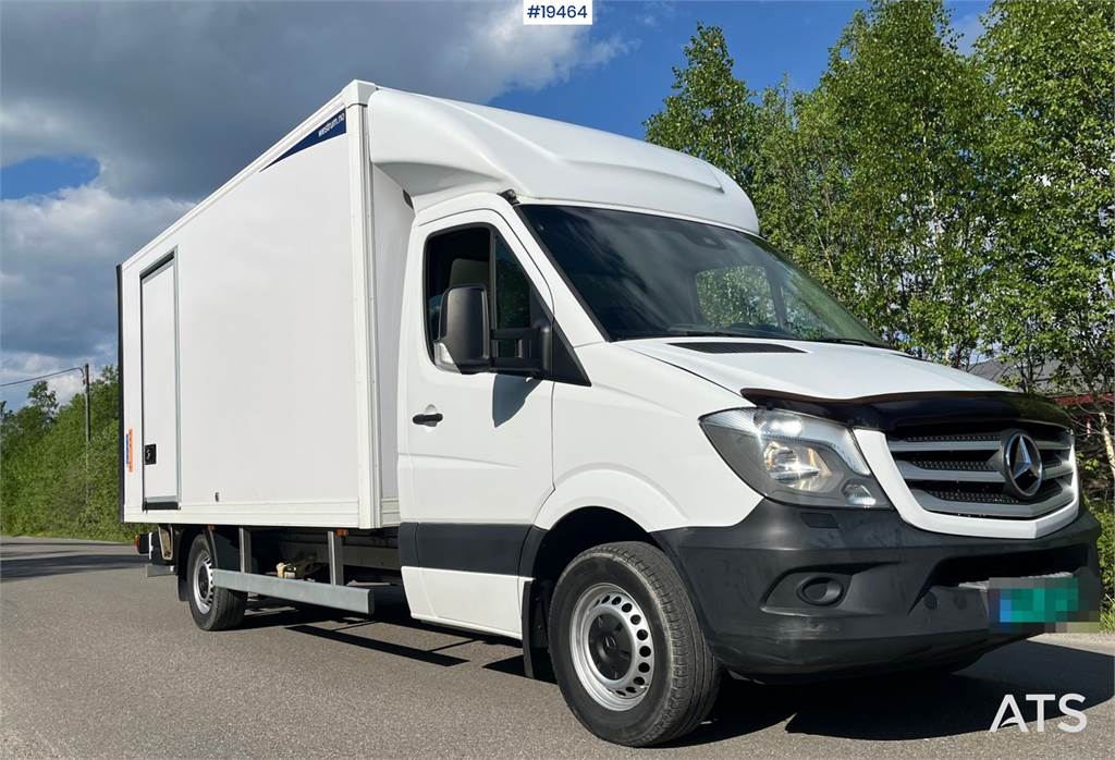 Mercedes-Benz Sprinter 316CDI Box truck w/ Lift. 110,000 km.