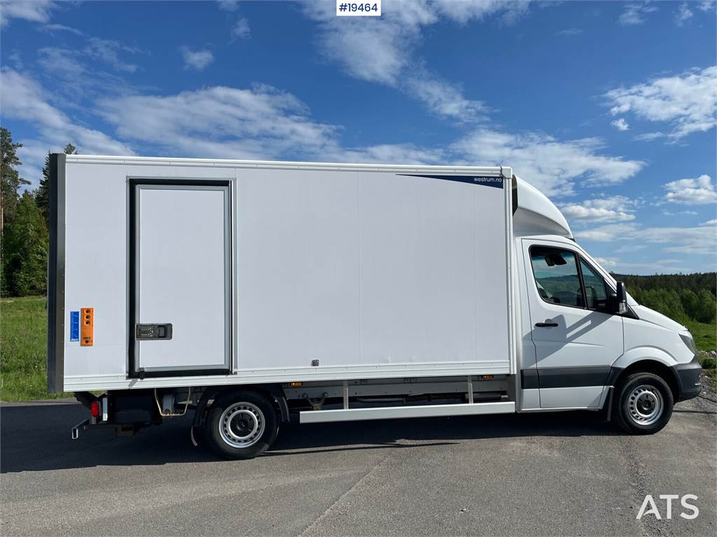 Mercedes-Benz Sprinter 316CDI Box truck w/ Lift. 110,000 km.