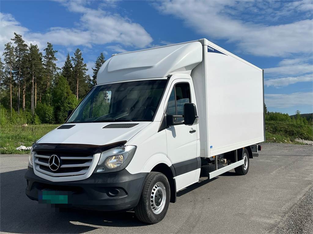 Mercedes-Benz Sprinter 316CDI Box truck w/ Lift. 110,000 km.