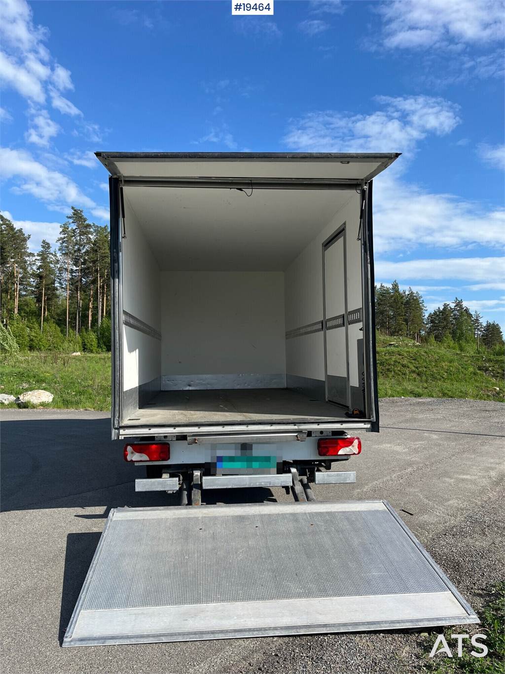 Mercedes-Benz Sprinter 316CDI Box truck w/ Lift. 110,000 km.