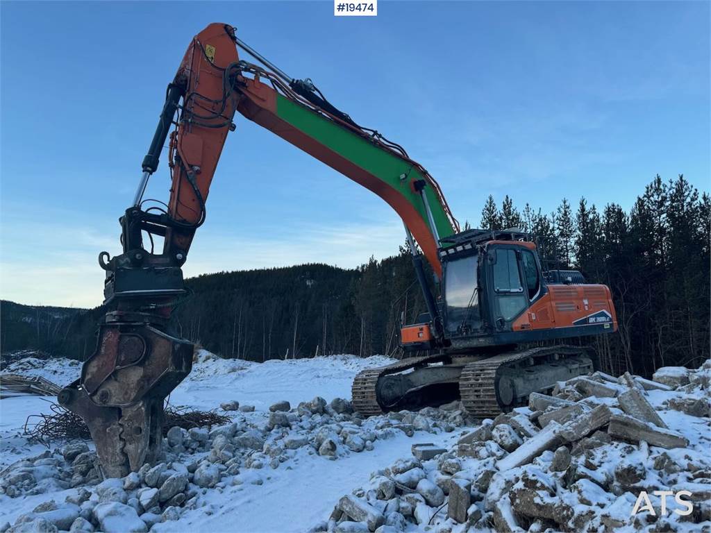 Doosan DX300LC-7 Crawler excavator w/ 2 grapples, 2 chewe