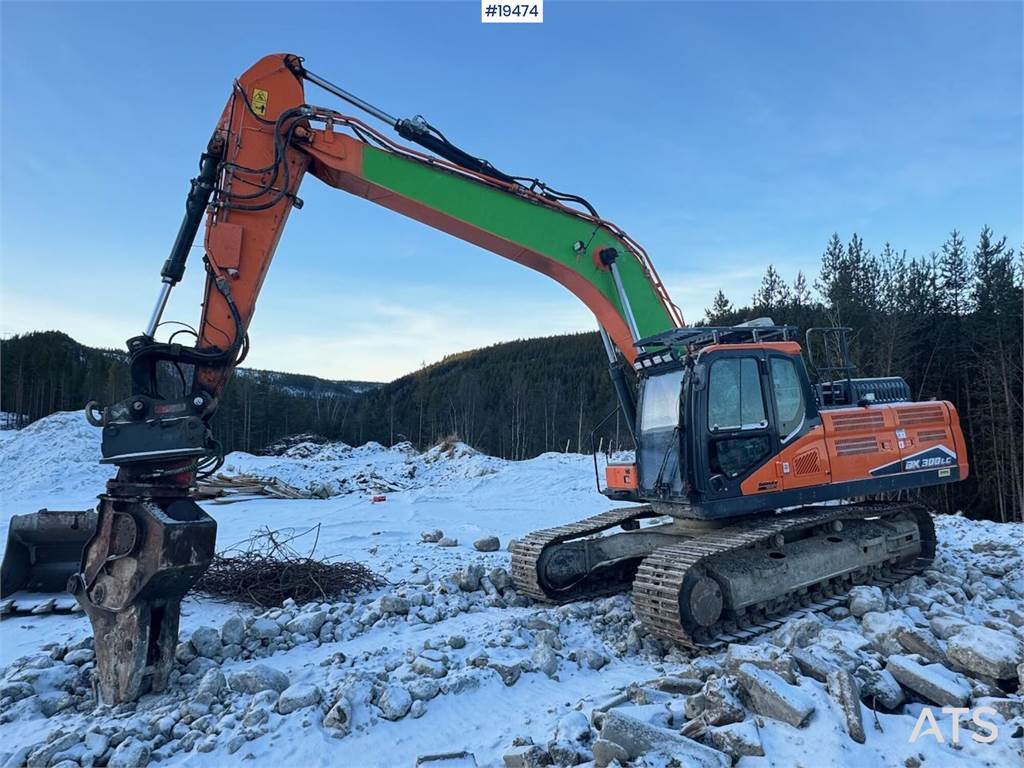 Doosan DX300LC-7 Crawler excavator w/ 2 grapples, 2 chewe