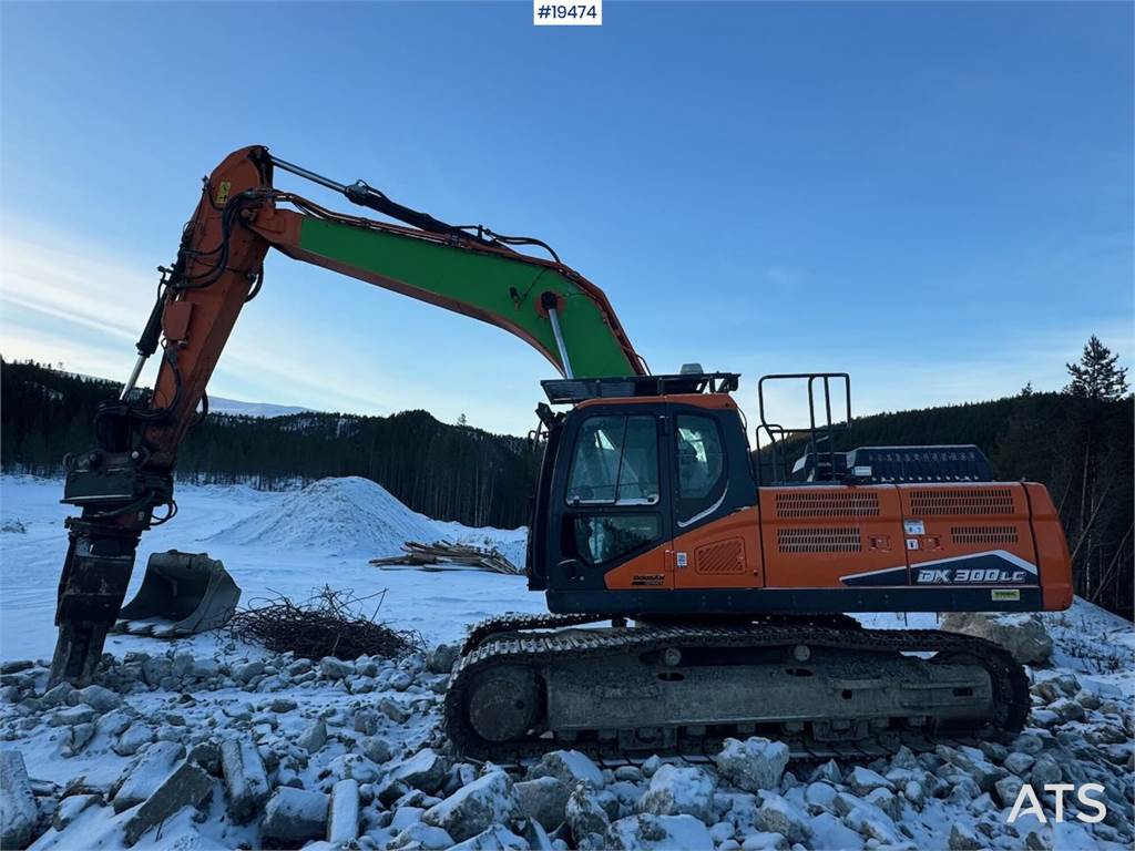 Doosan DX300LC-7 Crawler excavator w/ 2 grapples, 2 chewe