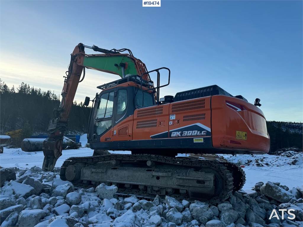 Doosan DX300LC-7 Crawler excavator w/ 2 grapples, 2 chewe