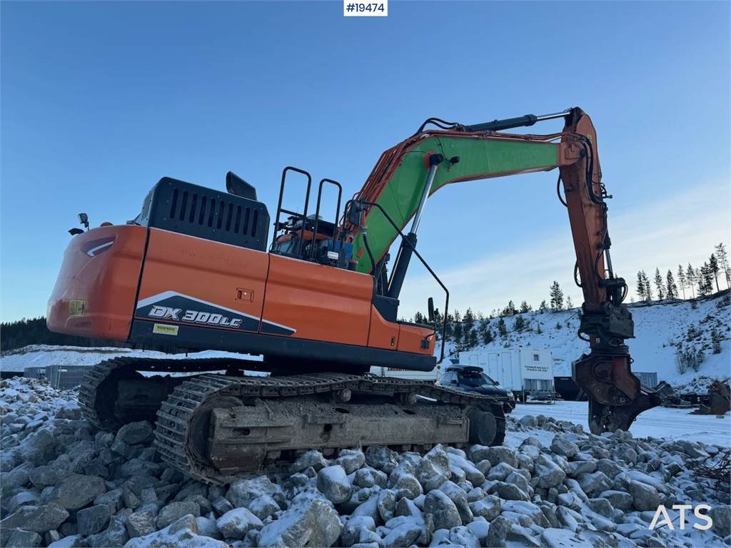 Doosan DX300LC-7 Crawler excavator w/ 2 grapples, 2 chewe