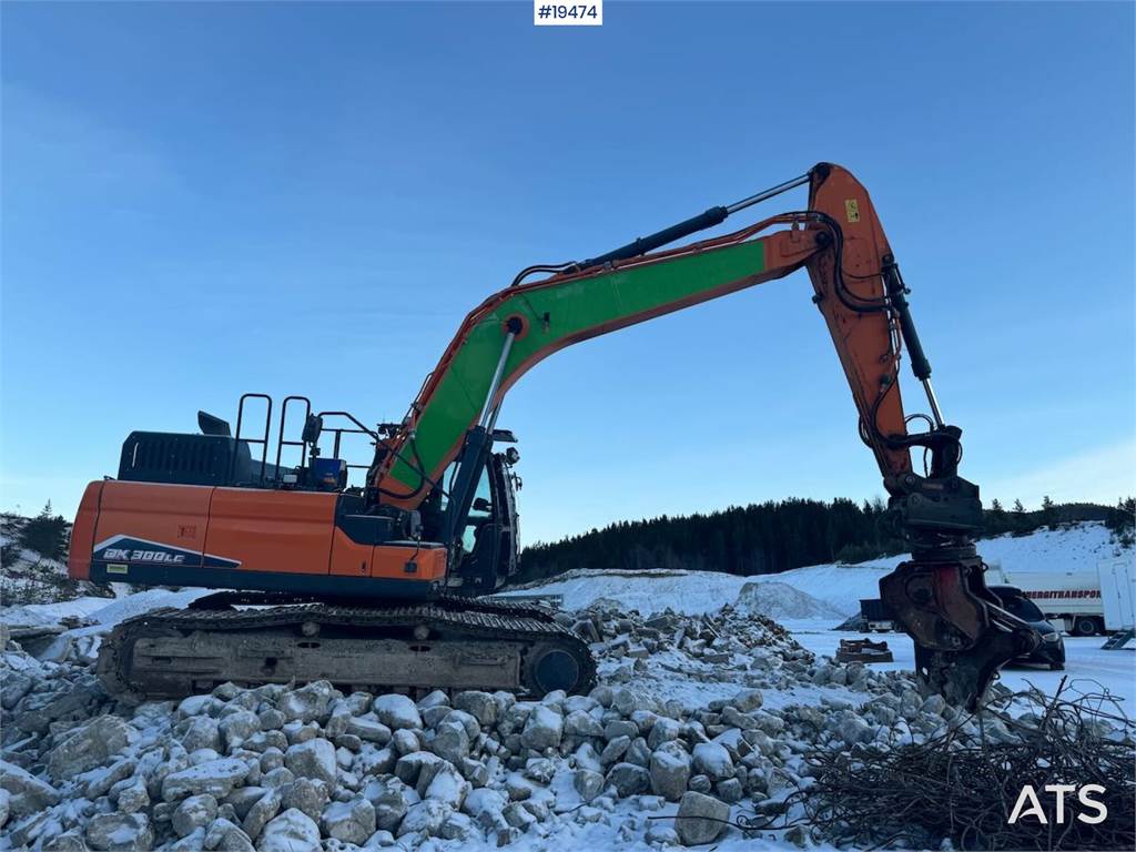 Doosan DX300LC-7 Crawler excavator w/ 2 grapples, 2 chewe