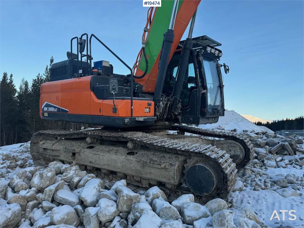 Doosan DX300LC-7 Crawler excavator w/ 2 grapples, 2 chewe