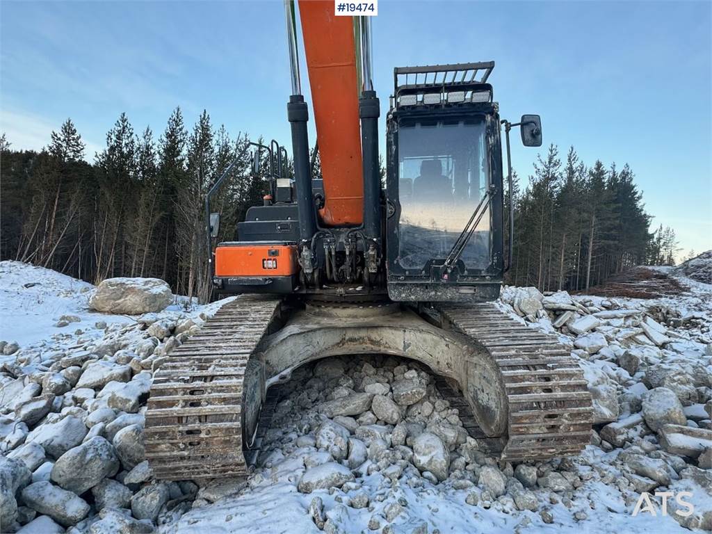 Doosan DX300LC-7 Crawler excavator w/ 2 grapples, 2 chewe