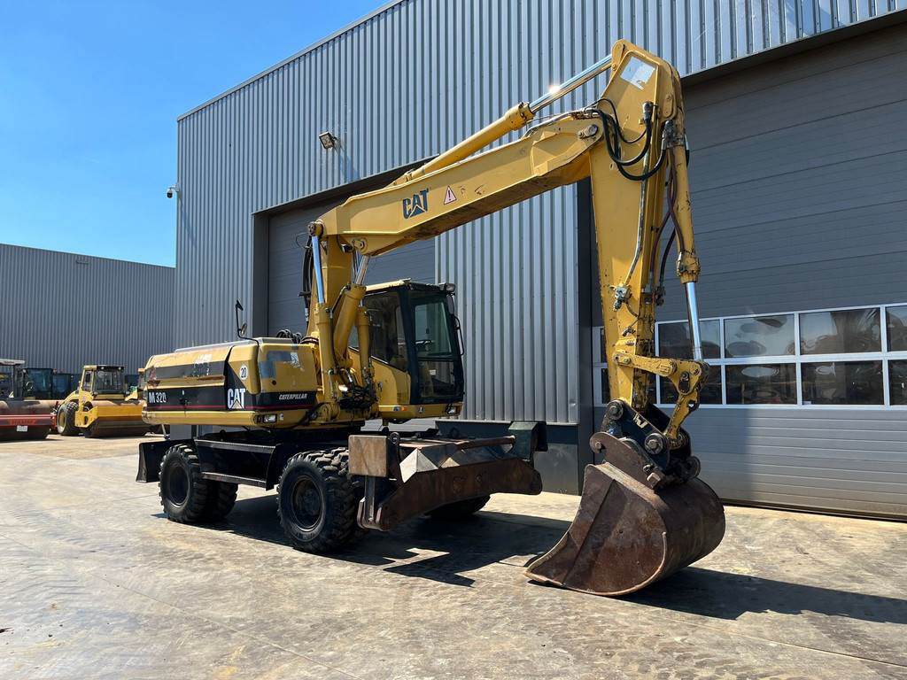 CAT M320 complete with 4 buckets and hammer available