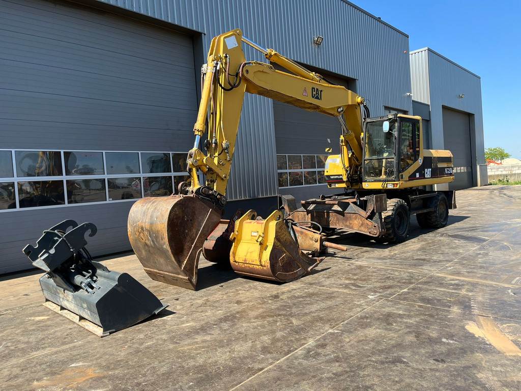 CAT M320 complete with 4 buckets and hammer available