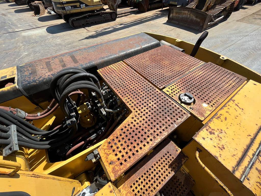 CAT M320 complete with 4 buckets and hammer available