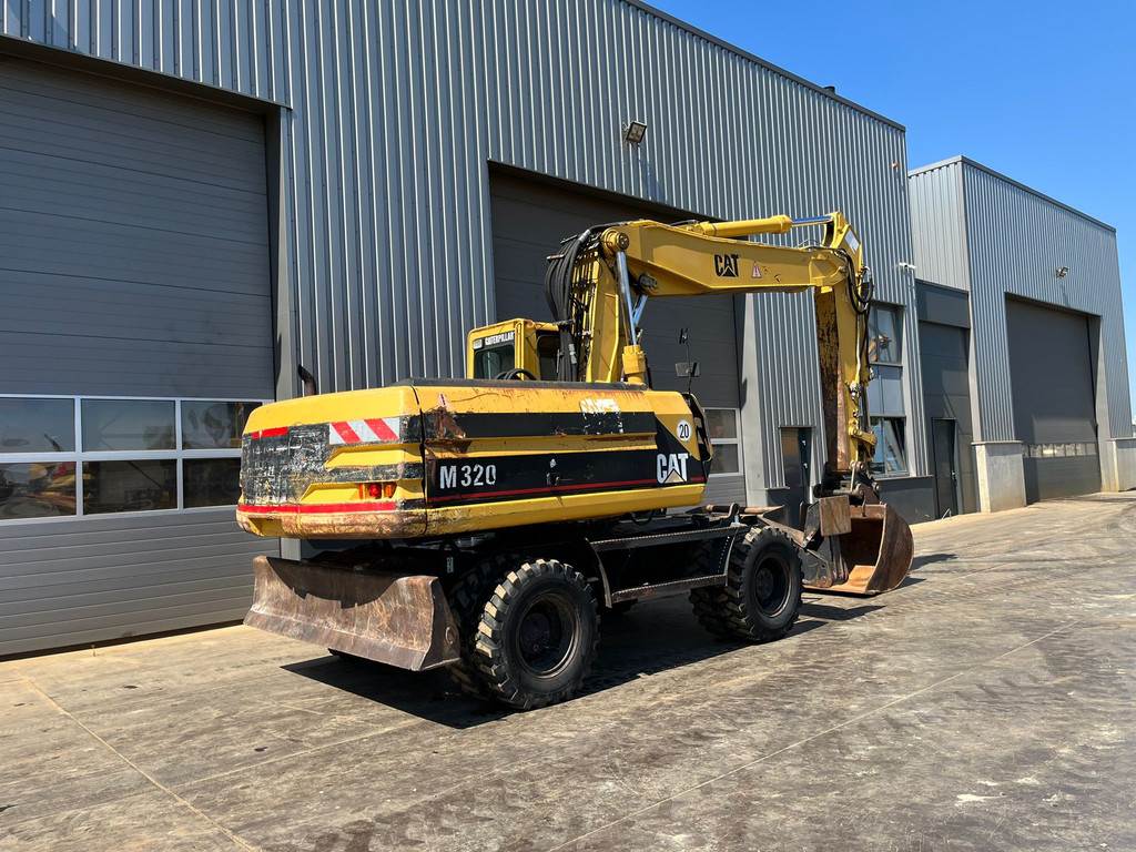 CAT M320 complete with 4 buckets and hammer available