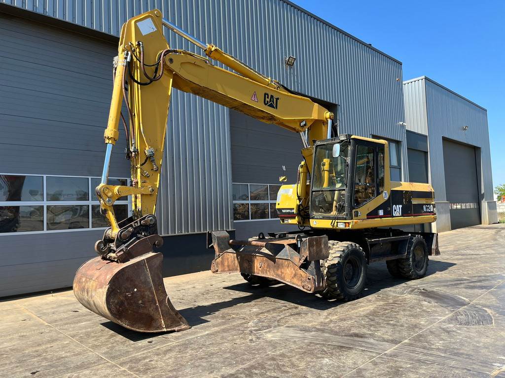 CAT M320 complete with 4 buckets and hammer available