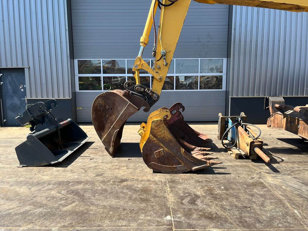 CAT M320 complete with 4 buckets and hammer available