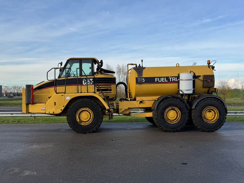 CAT 725 Fuel truck