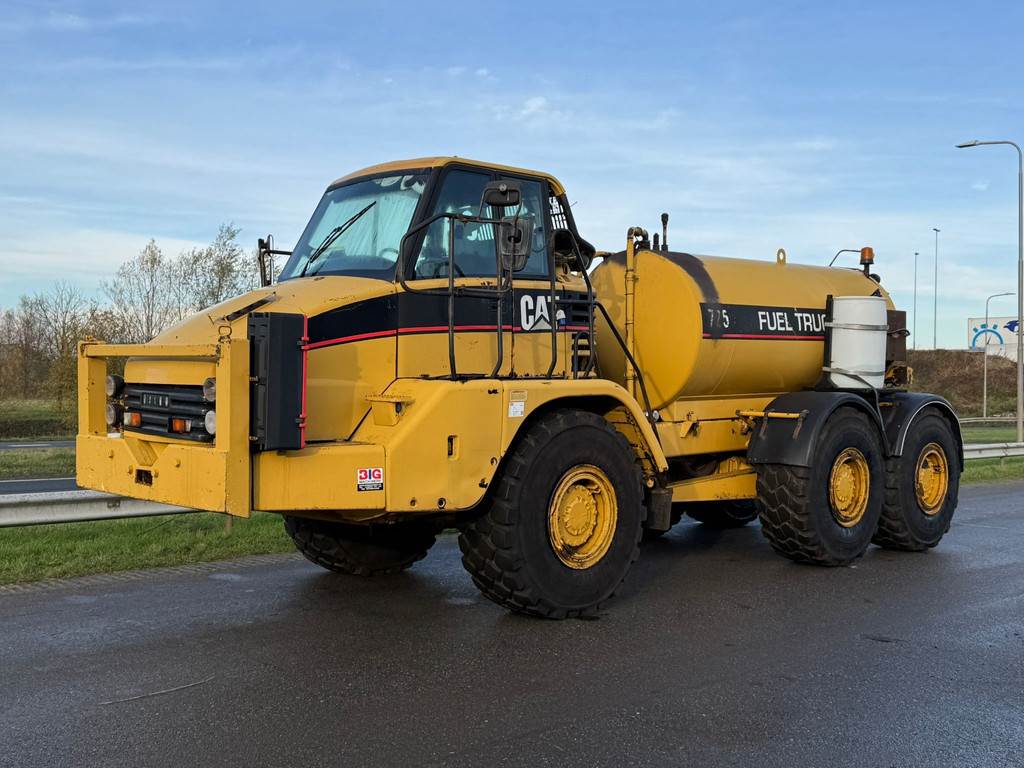 CAT 725 Fuel truck