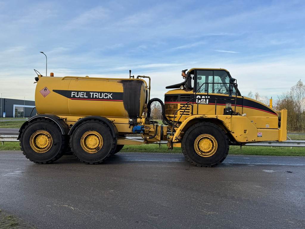 CAT 725 Fuel truck