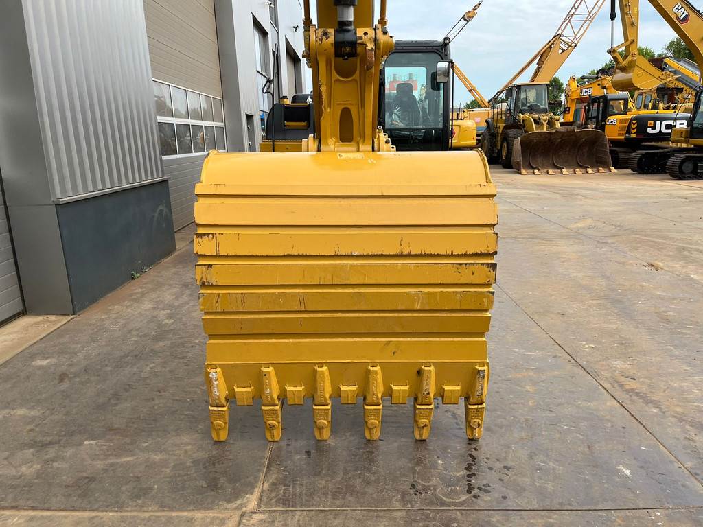 CAT 323D3