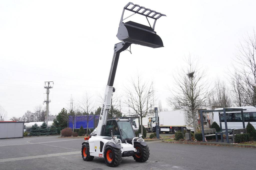 Bobcat T2250 telehandler / 4x4 / 5 m reach