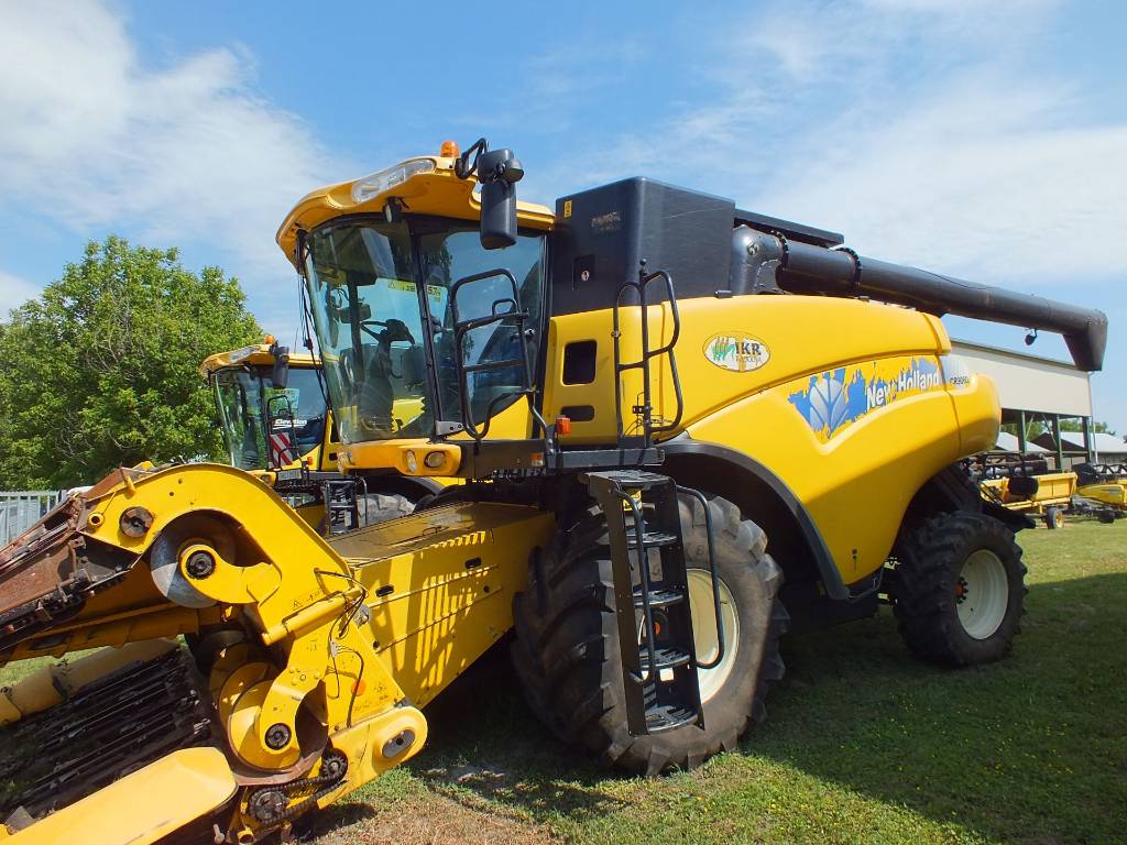 Used New Holland CR 9060 Elevation combine harvesters Year: 2008 Price ...